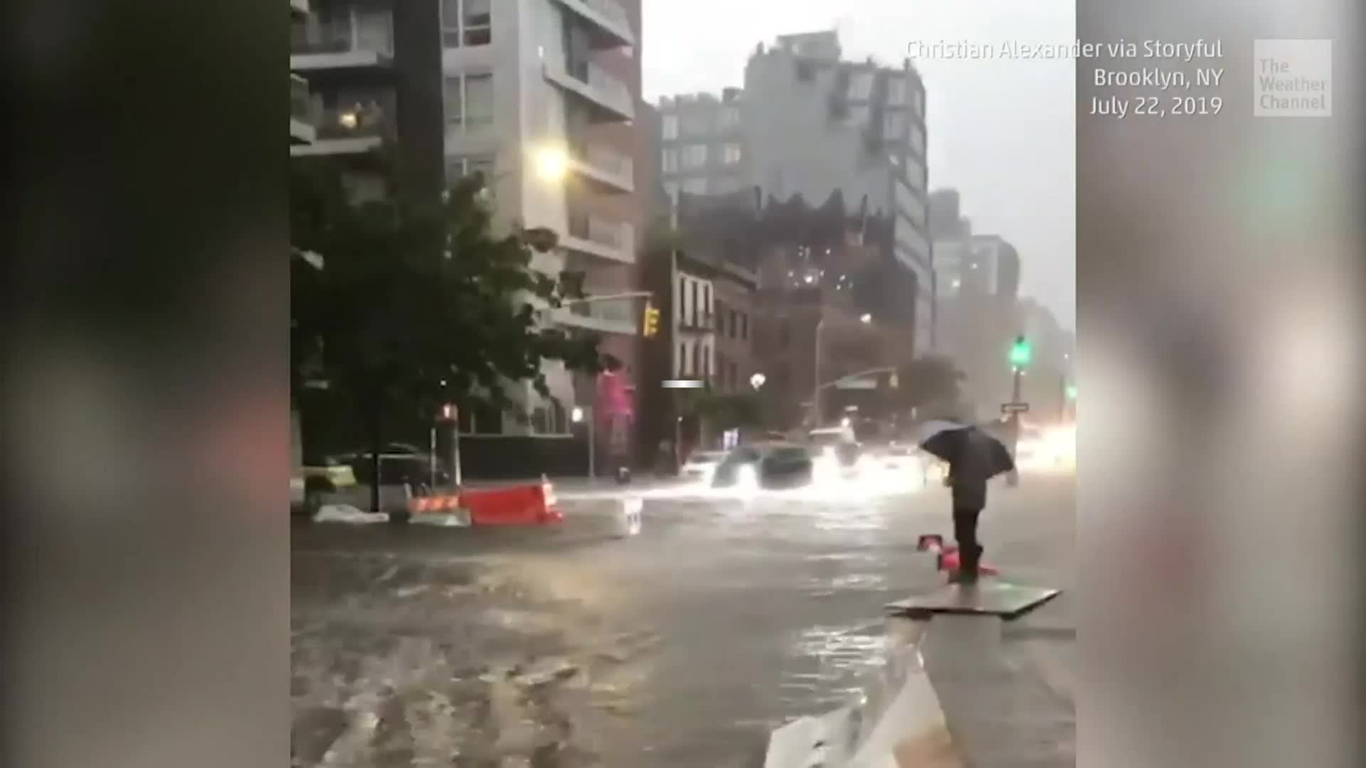 Un muerto e inundaciones por tormentas severas en noreste Videos de
