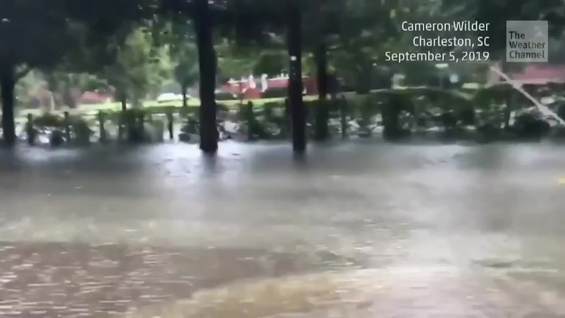 Dorian azota a las Carolinas con inundaciones, marejada Videos de The