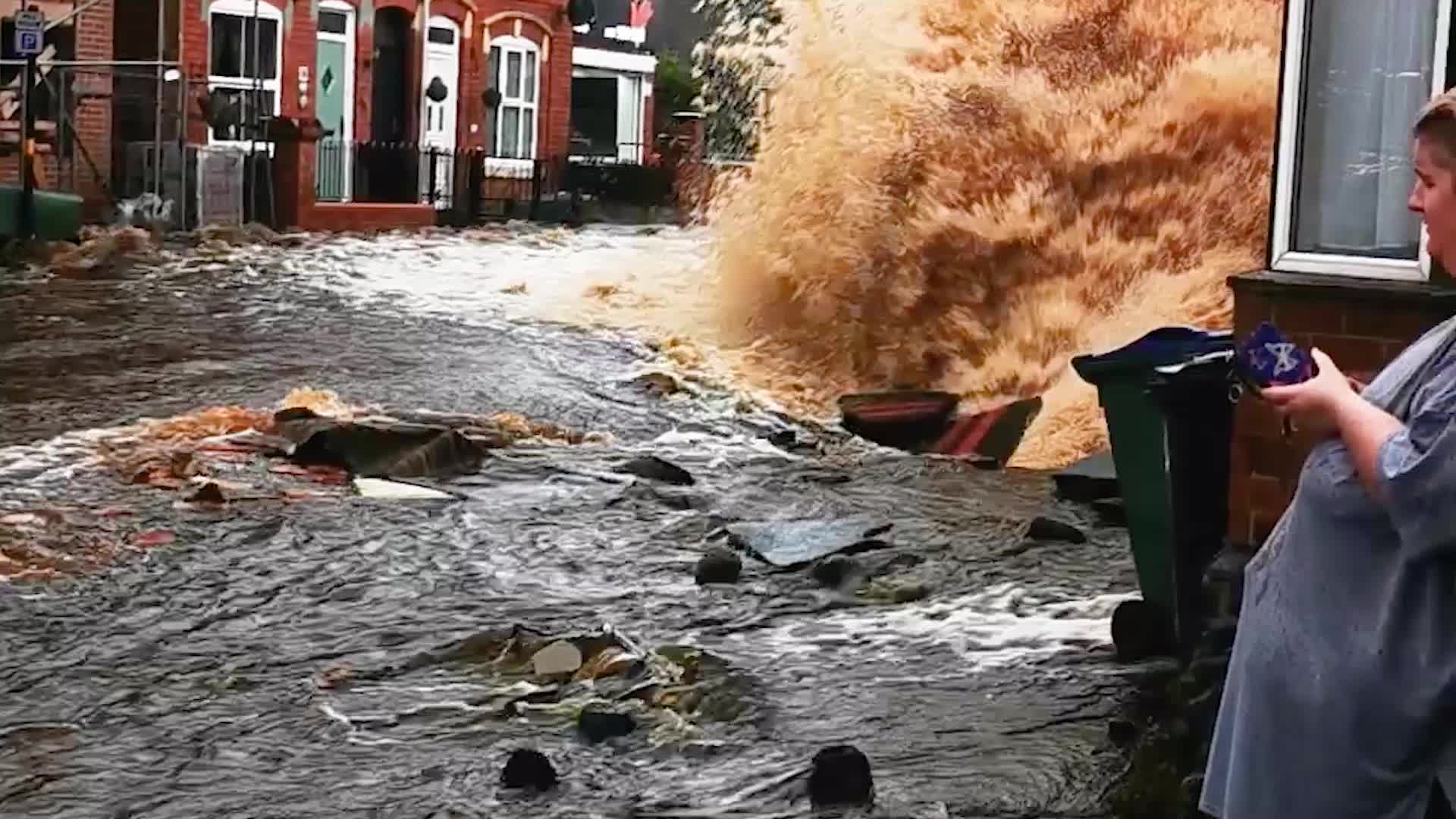Rohrbruch Wassermassen überfluten englische Kleinstadt Videos from