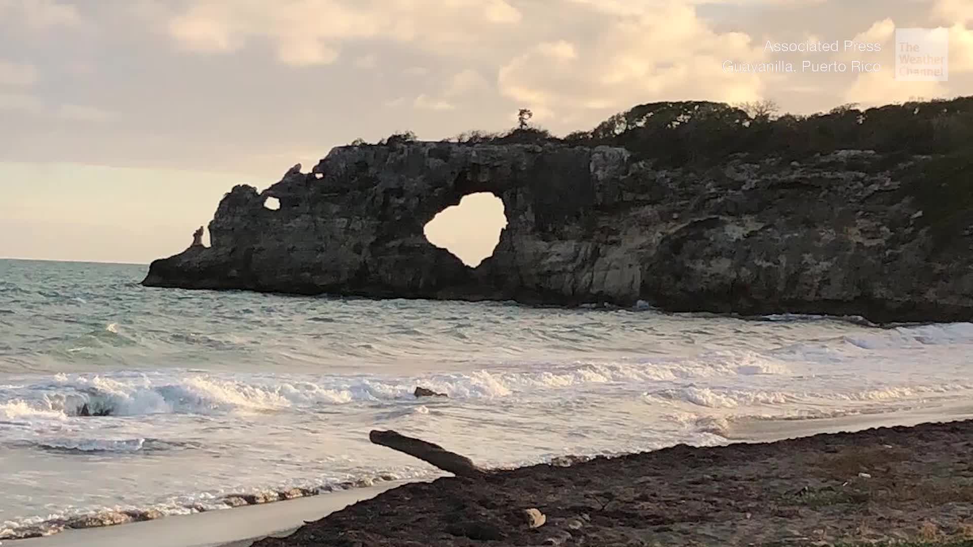 Erbeben zerstört berühmte Felsformation Videos from The Weather Channel