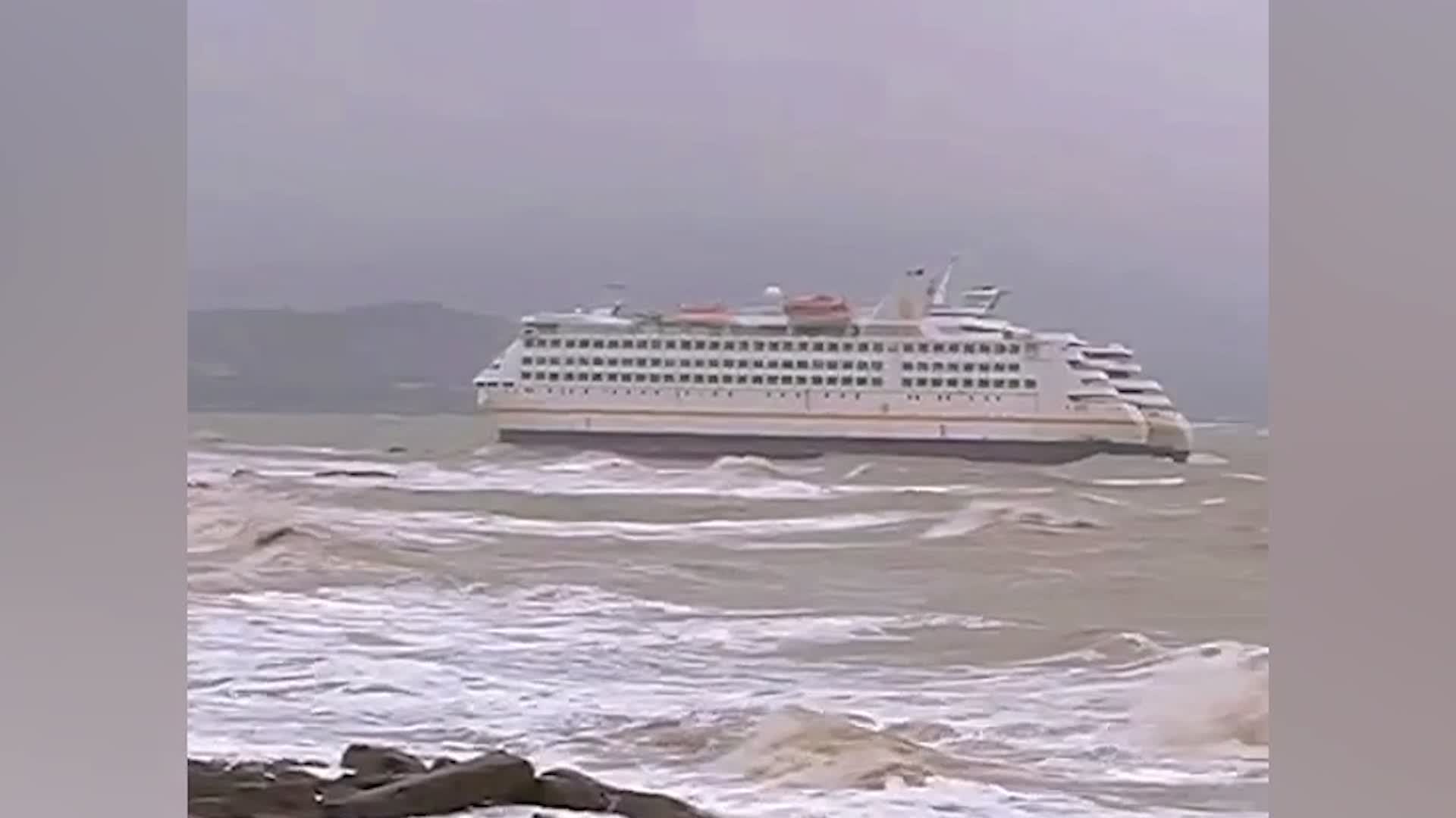 Strong Winds Blow Cruise Ship Out To Sea Videos From The Weather Channel Weather Com Flipboard