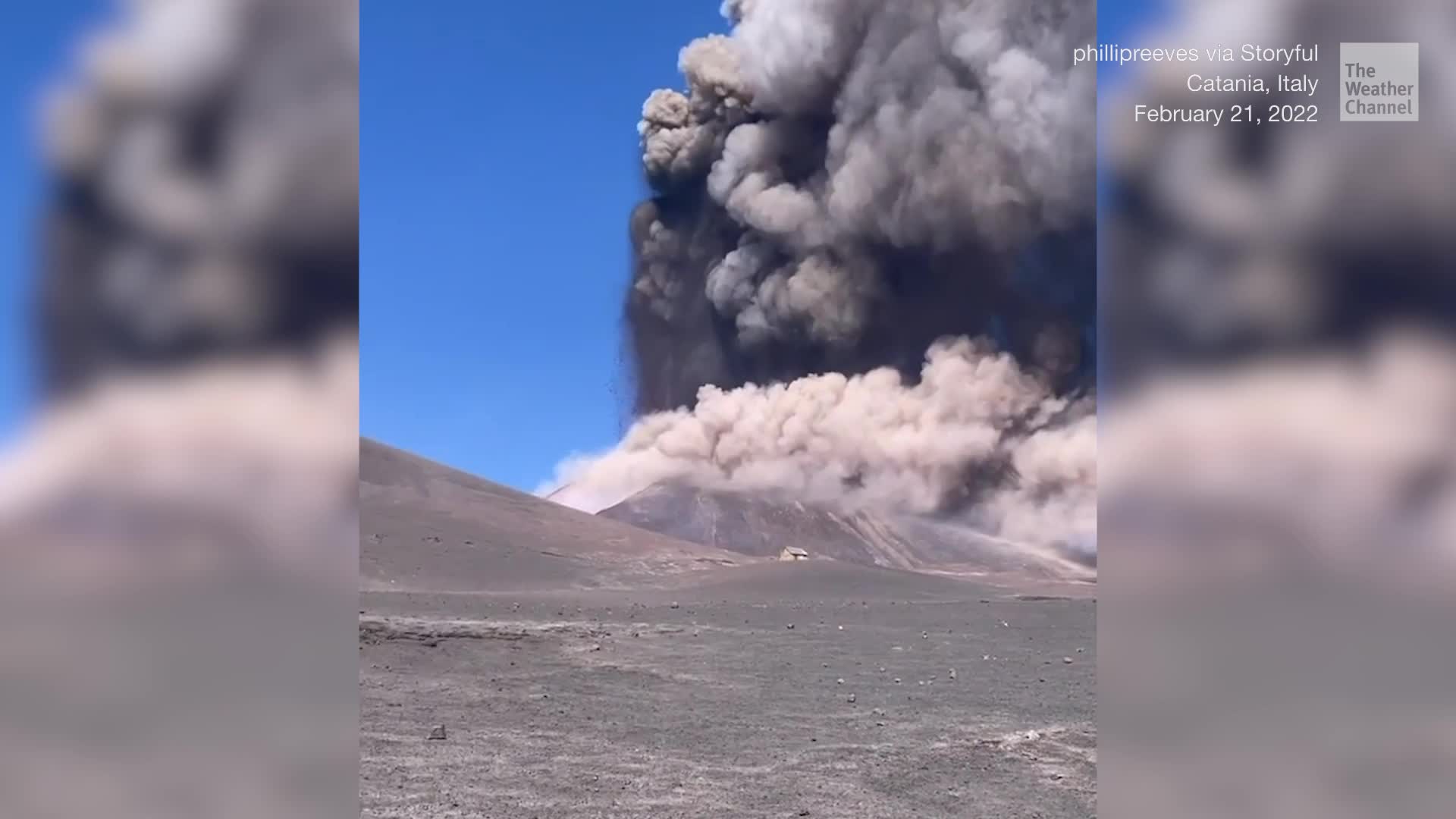 Excursionistas ven de cerca la erupción de La Montaña Etna Videos de