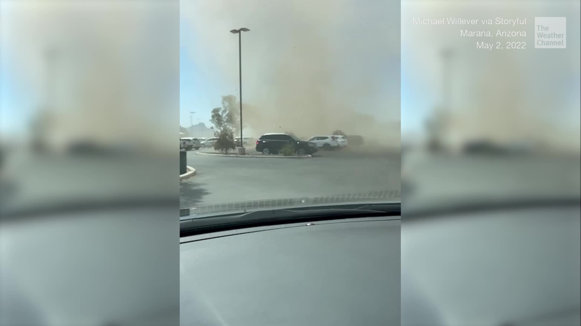 Remolino de polvo cruza autopista de Arizona Videos de The Weather