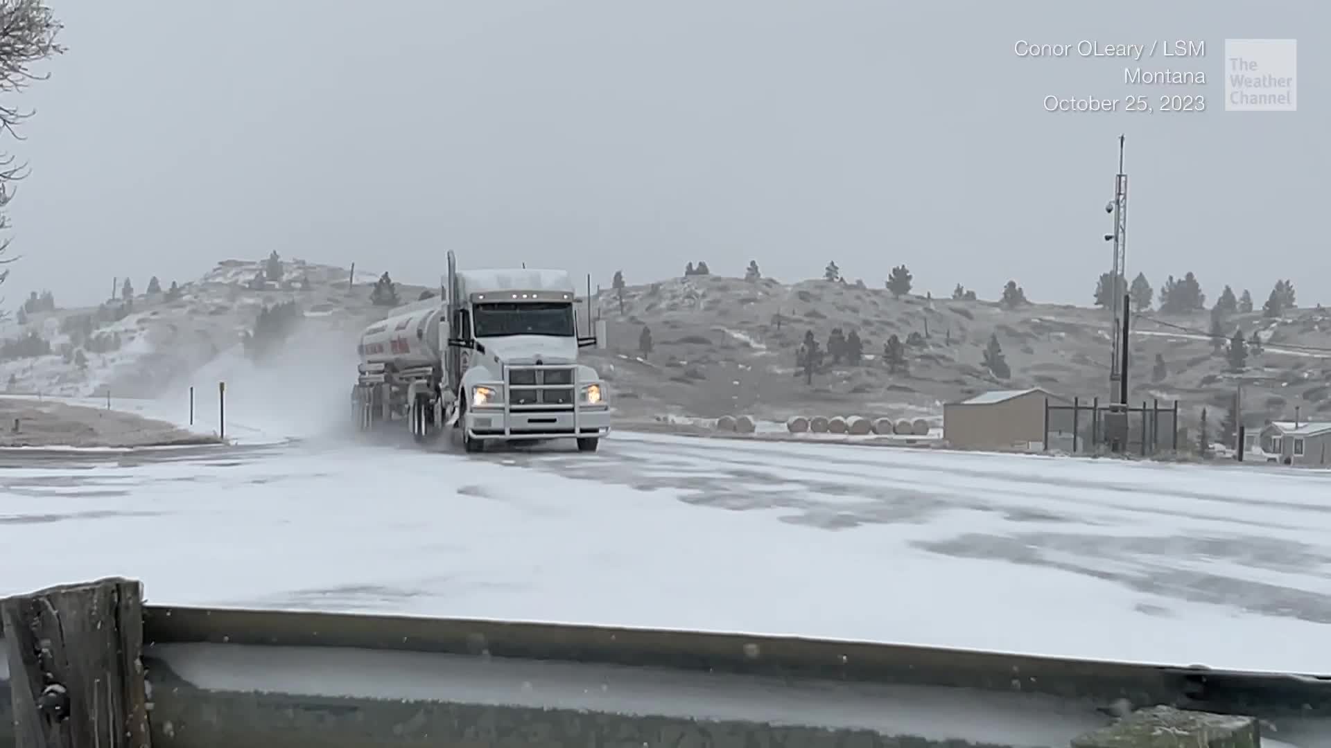 La Primera Nevada de la Temporada Cierra Carreteras en Montana Videos