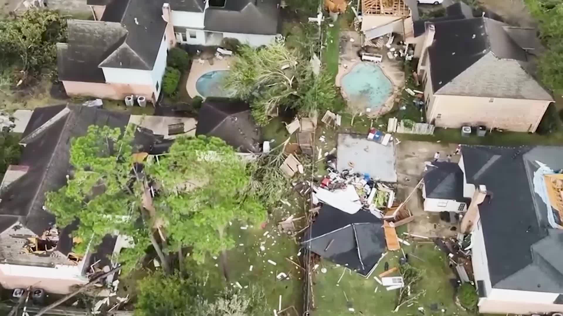 Tornado En Houston Destroza Techos - Videos de The Weather Channel