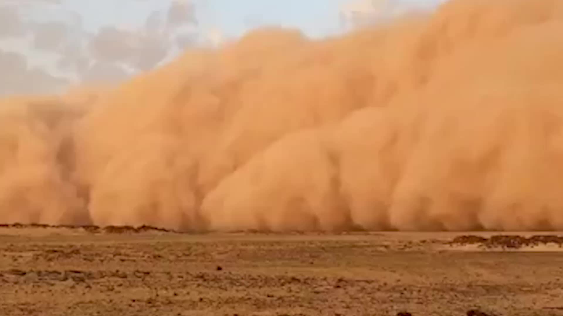 Insane Wall Of Dust Sweeps Across Africa