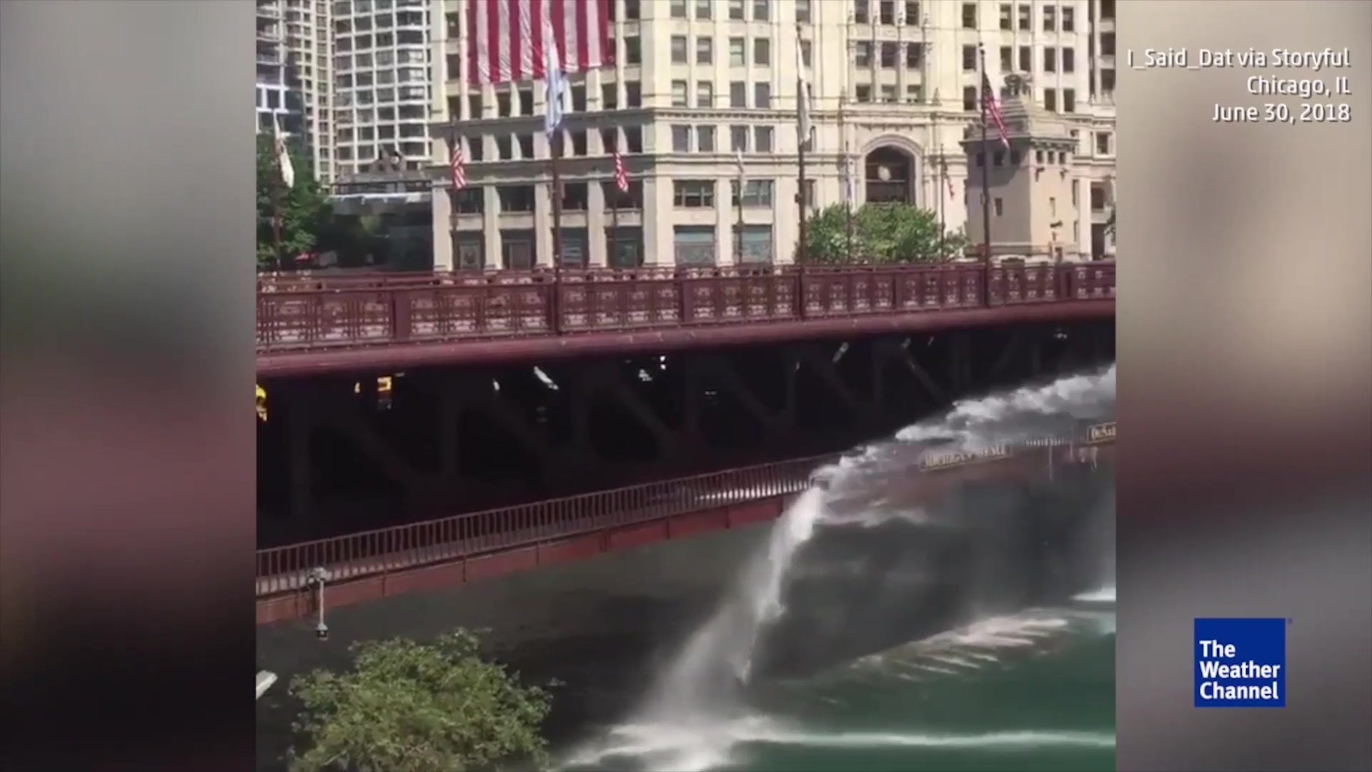 Affenhitze in Chicago: Feuerwehr muss Brücke kühlen – Videos von The