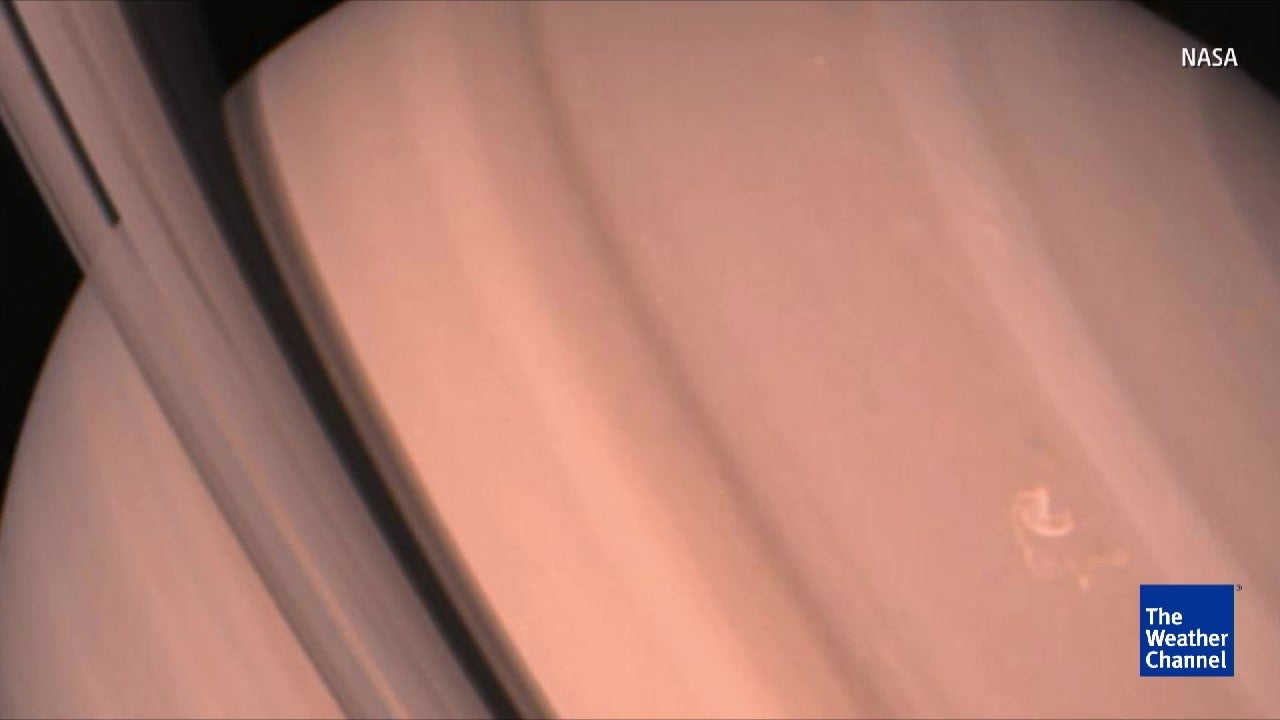 Astronomers See Changes on Saturn&rsquo;s North Pole