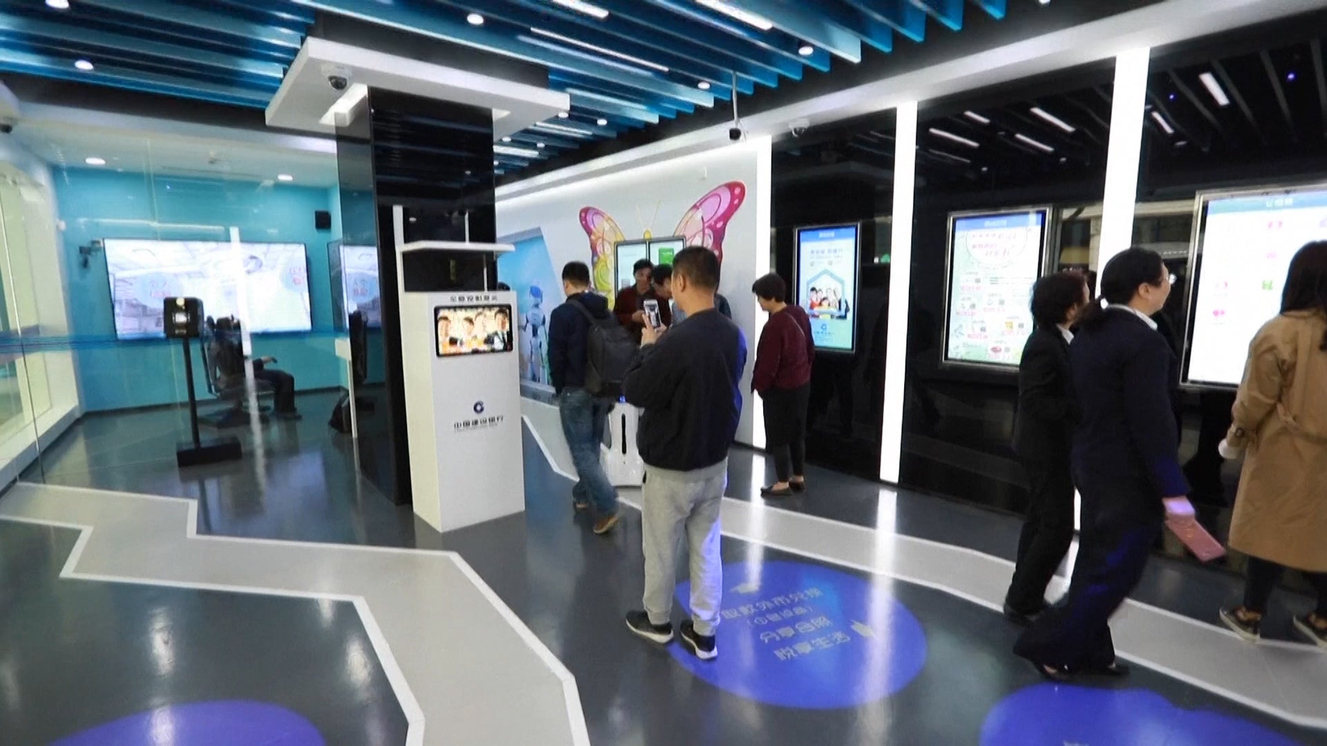 World&rsquo;s First Unmanned Bank Opens