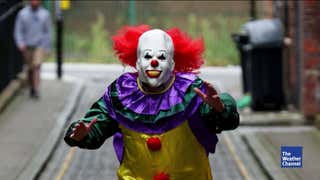 Psychiater Erklart Das Motiv Der Horror Clowns Videos Von The Weather Channel Weather Com