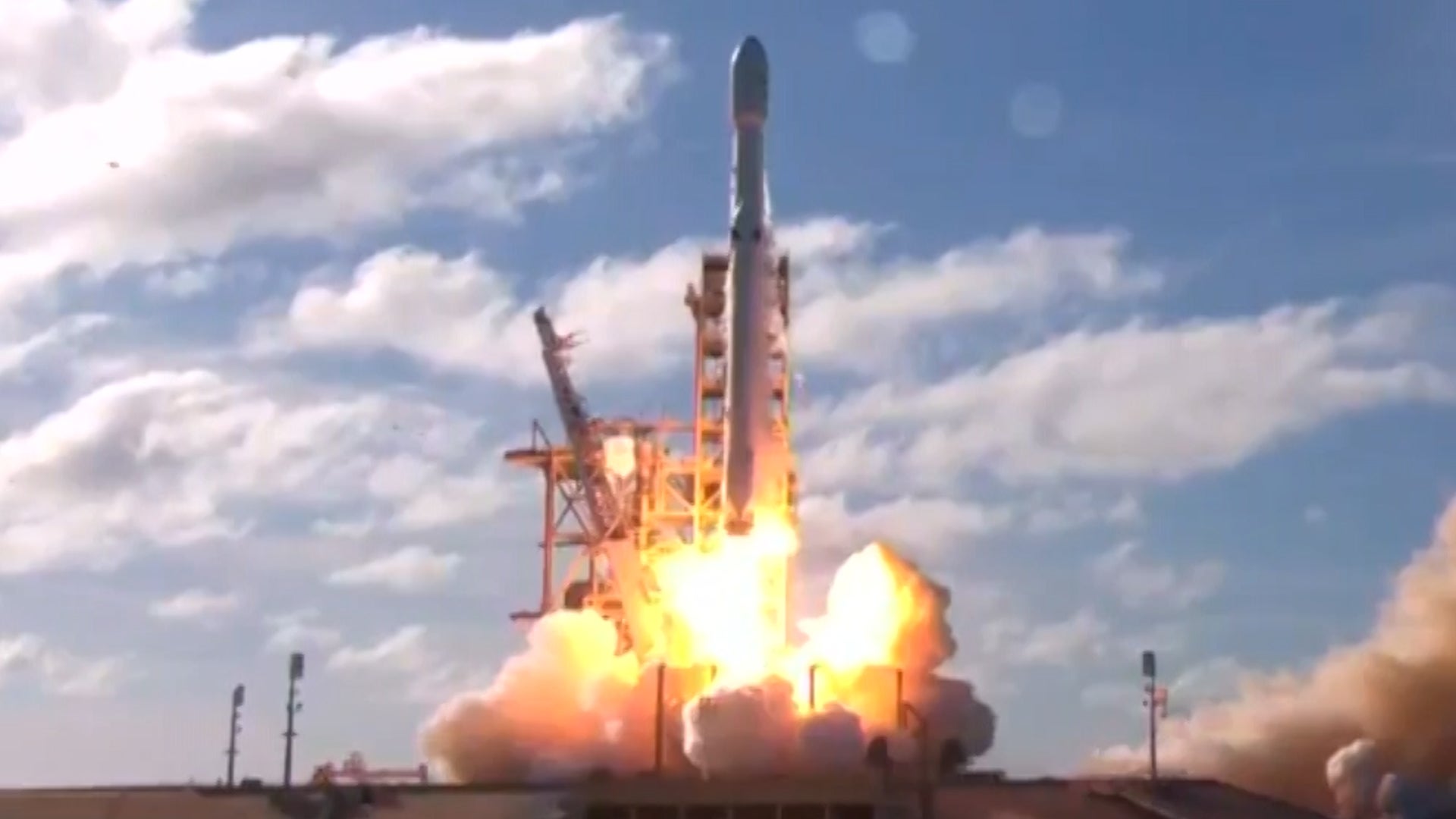 SpaceX Launches World&rsquo;s Most Powerful Rocket