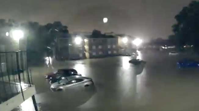Time-lapse Shows Houston Flood Swamping Cars